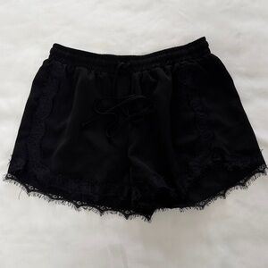 BLACK SHORTS WITH LACE TRIM DETAIL AND TIE WAIST